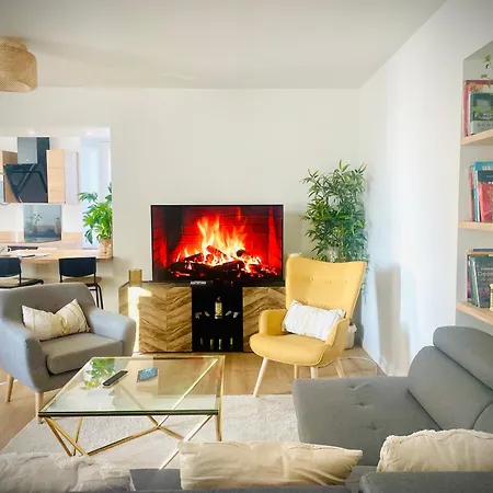 Ici A 7 Min De Graslin En Bus *