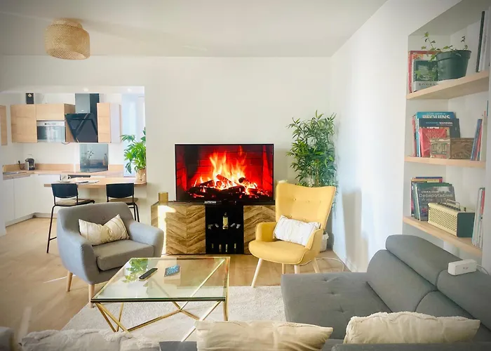 Ici A 7 Min De Graslin En Bus *